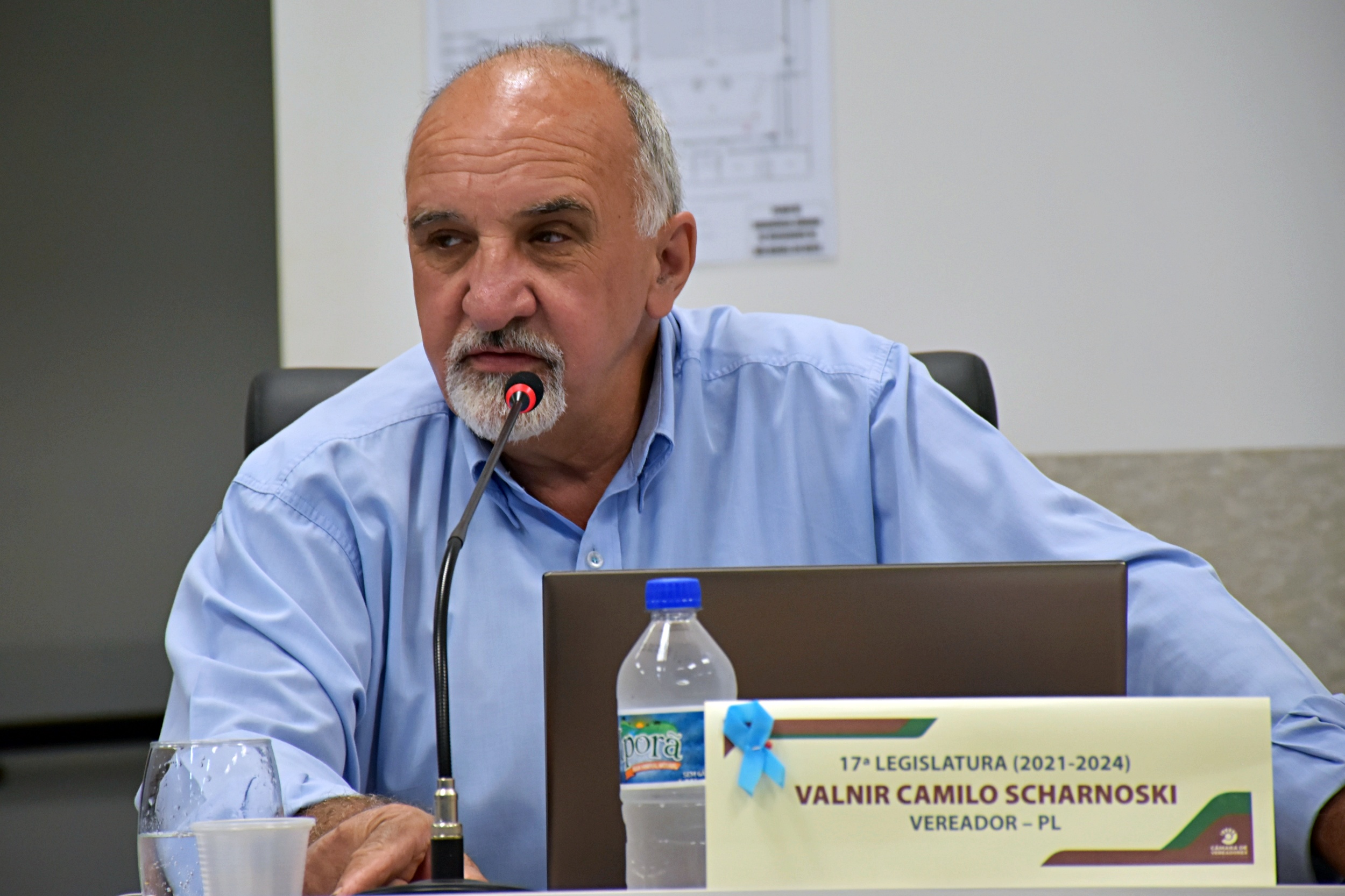 Nini Scharnoski pede informações sobre cronograma de pavimentação asfáltica.JPG